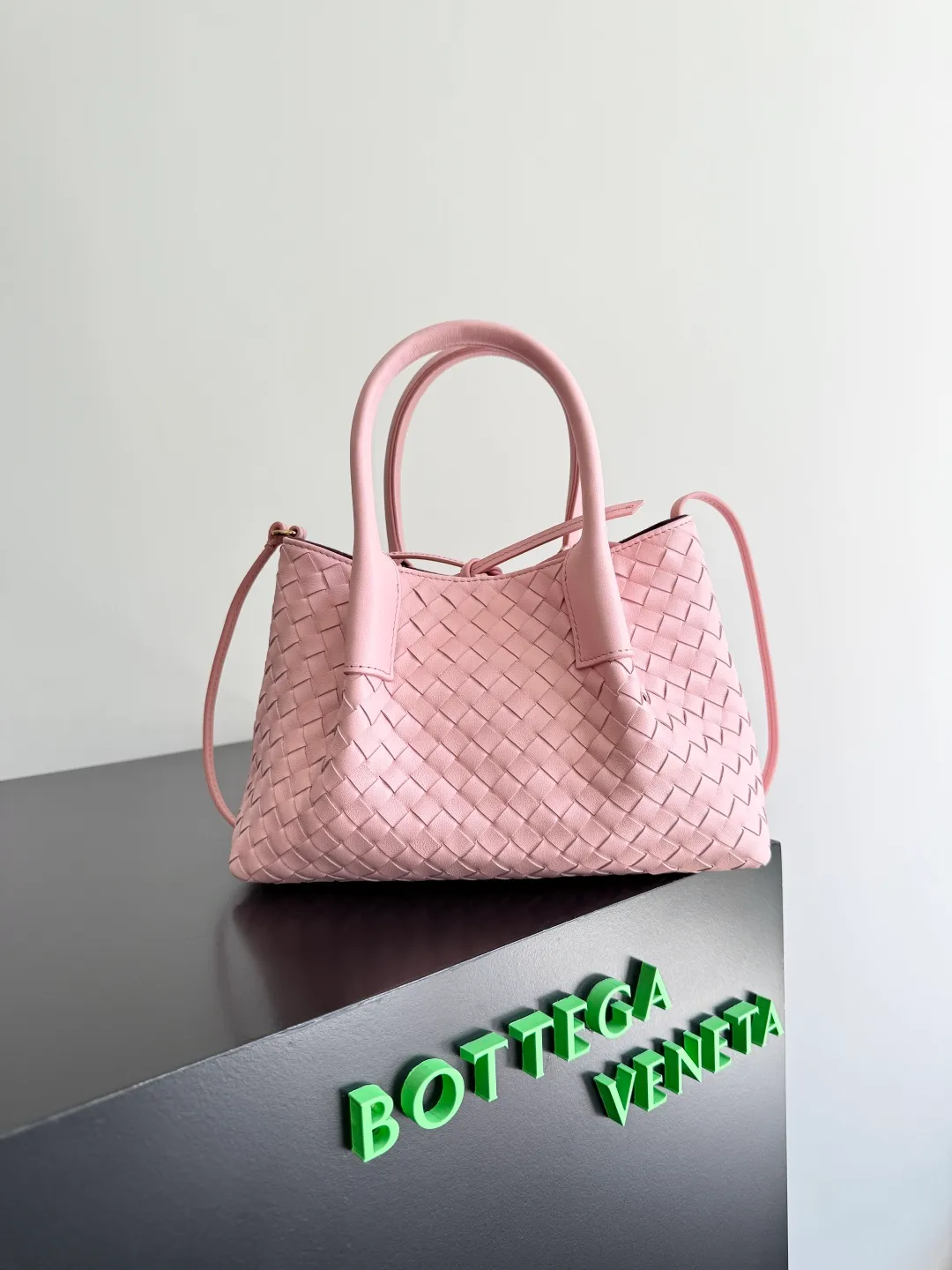 Batch 1660 BOTTEGA VENETA 2025 new product pinacoteca has super soft leather, and the weaving function, practicality and relaxed fashion sense have not fallen behind❤️‍🔥Amway has given sisters a must-have bag when going out. The size of the bag also accurately meets the commuting needs of urban beauties. It can accommodate mobile phones, keys, lipstick, powder, sunscreen, shopping bags...all of it! ! ! 🔥The capacity should not be underestimated~ It does not choose people, clothes, or occasions. With its majestic curved outline, exquisite woven texture, delicate edges and rounded handles, this woven vegetable basket bag truly achieves the goal of "dressing up and being fashionable without getting in the way"~ Are you interested in Jimei? Style number: 819004 Size: 24*15*12cm